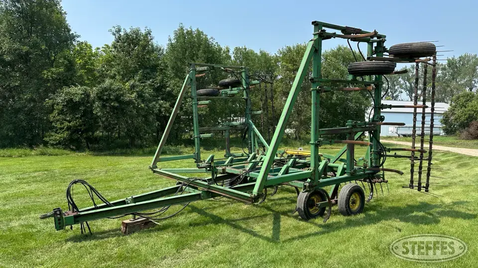 John Deere 1610 Chisel Plow