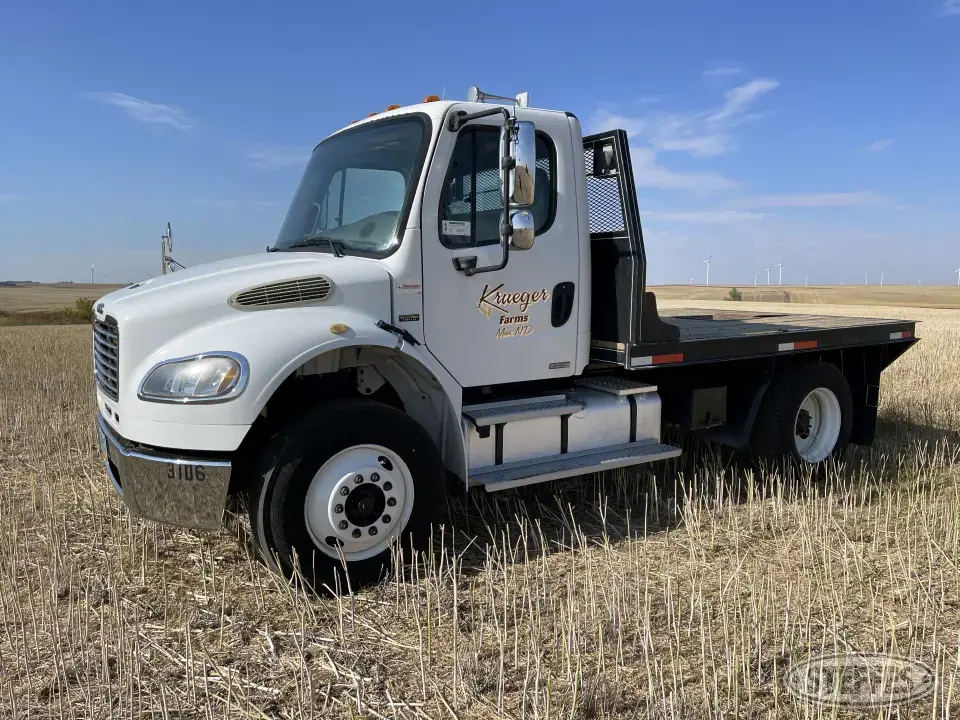 2005 Freightliner Business Class M2 Flatbed Truck