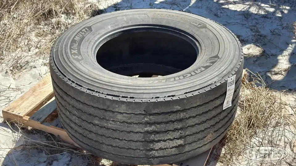 (1) Michelin 455/55R22.5 tire Truck Tire