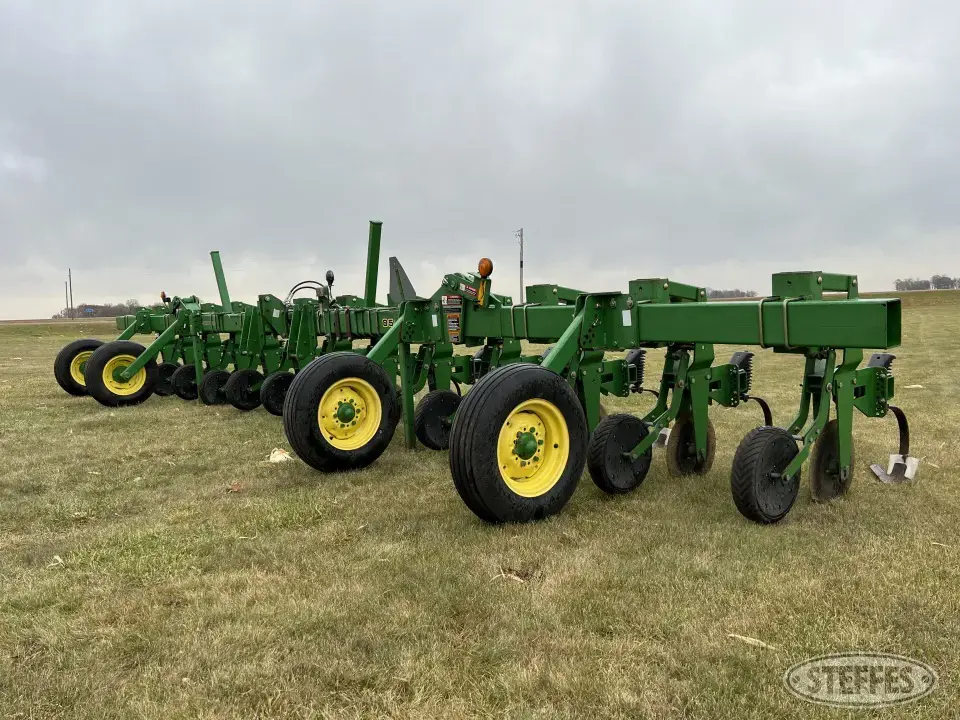 1998 John Deere 856 Row Crop Cultivator