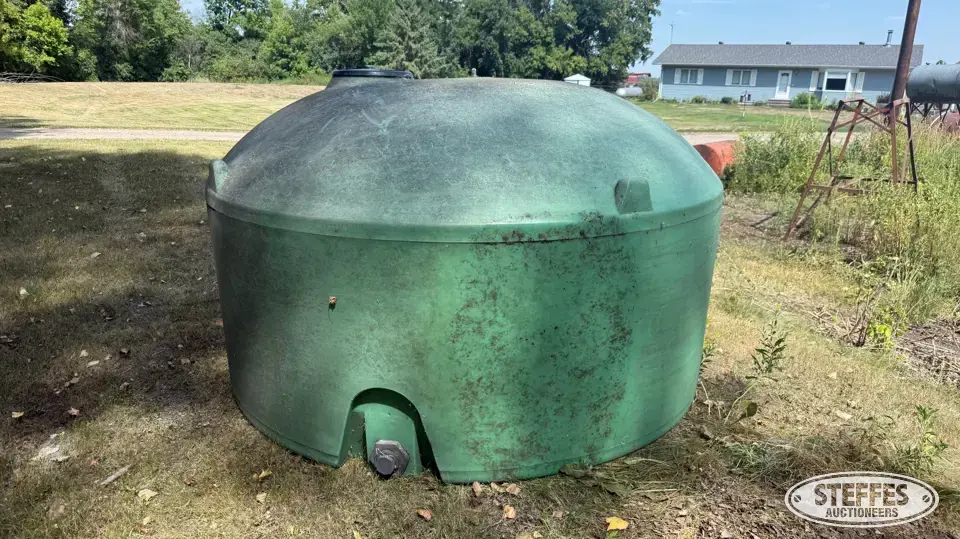 1,000 gal. poly tank