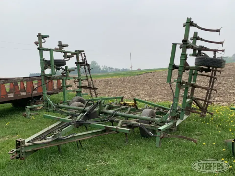 John Deere 1000 Field Cultivator