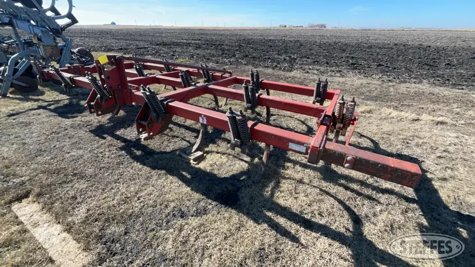 International 5500 Chisel Plow