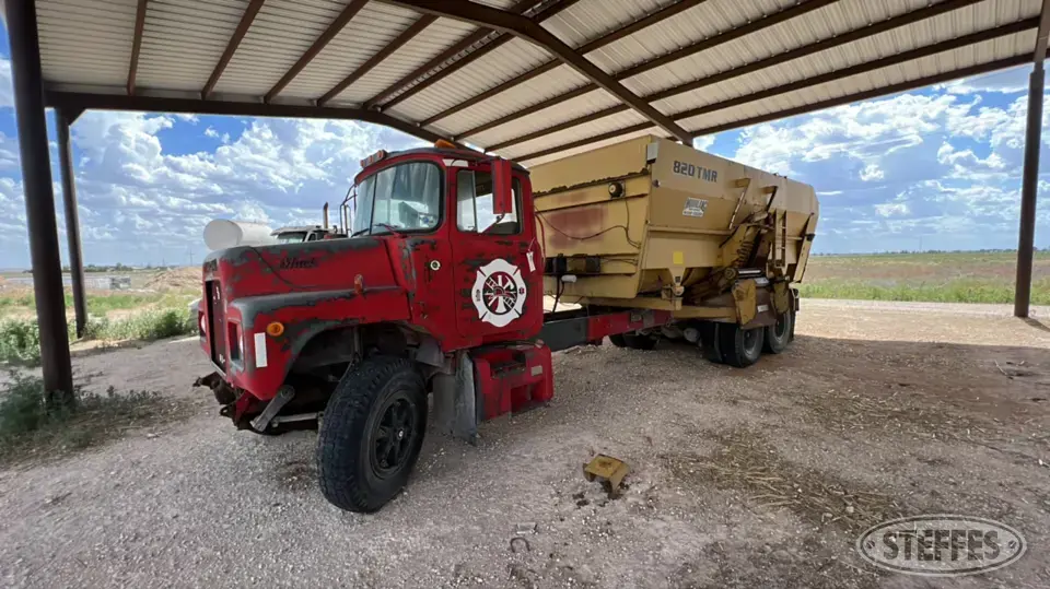 1983 Mack DM492S Feed Truck