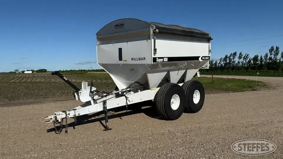 Willmar Super 800 Pull-Type Dry Spreader