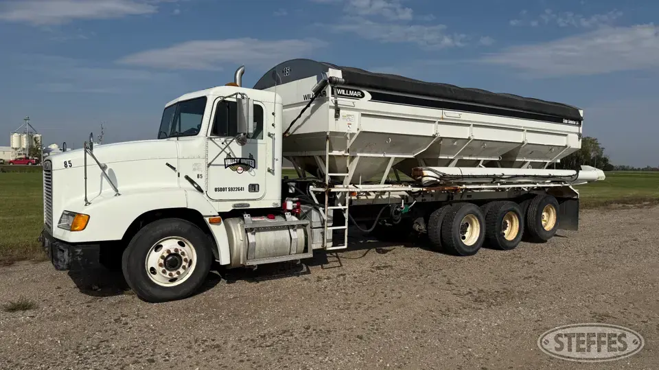 1999 Freightliner FLD112 Tender Truck