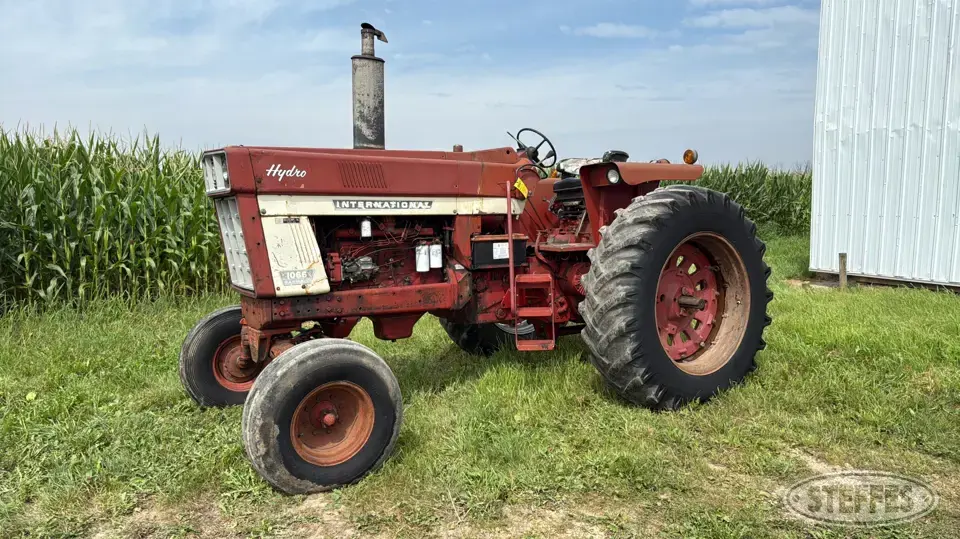 1972 Farmall 1066 Hydro 2WD Tractor