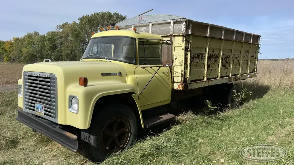 1975 International Loadstar 1600 Single Axle Boxed Truck