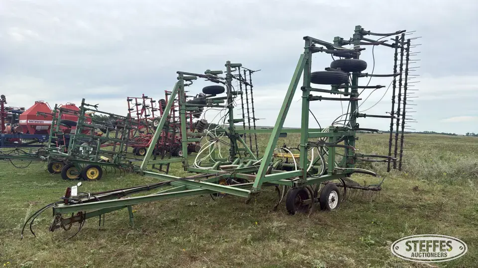 John Deere 1600 Chisel Plow