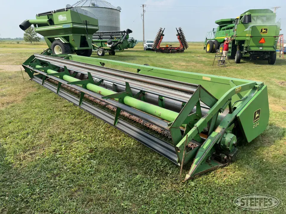 1980 John Deere 224 Rigid Head
