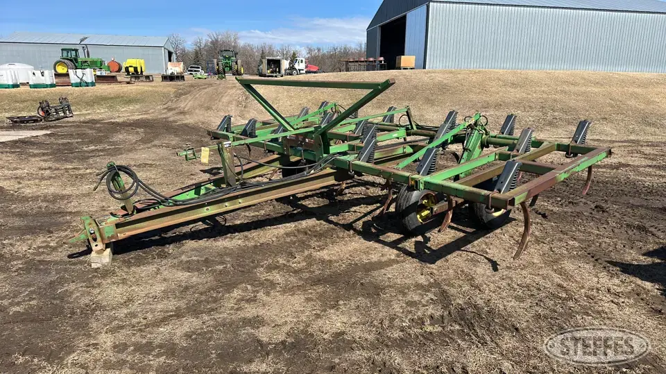 John Deere 610 Chisel Plow