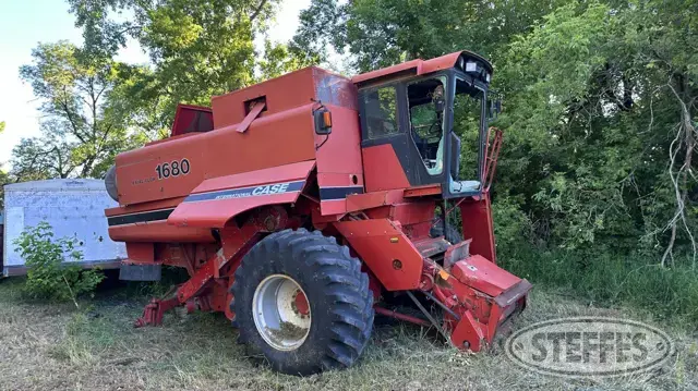 (2) Case IH 1680
