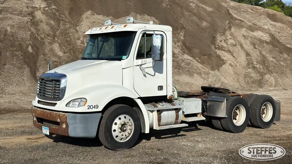 2008 Freightliner Columbia 112 Conventional Truck without Sleeper
