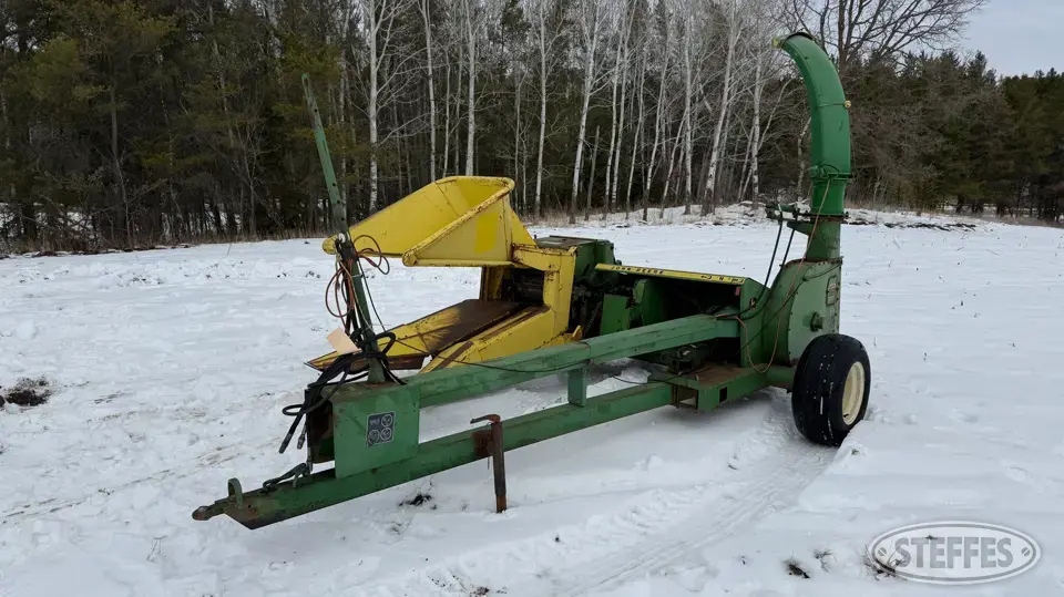 John Deere 3940 Pull-Type Harvester