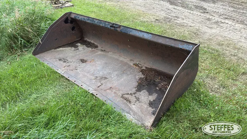 Skid steer bucket