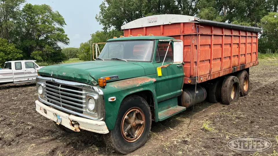 1970 Ford 600 Tandem Boxed Truck