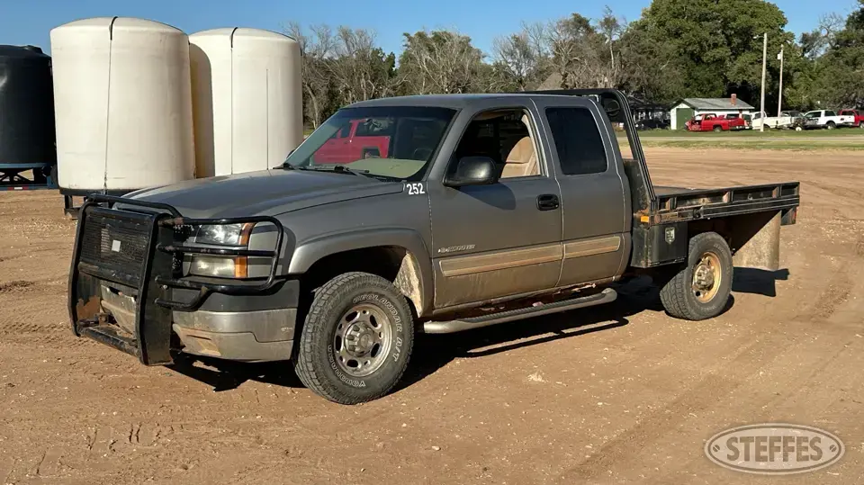 2003 Chevrolet Silverado 2500HD Flatbed Truck