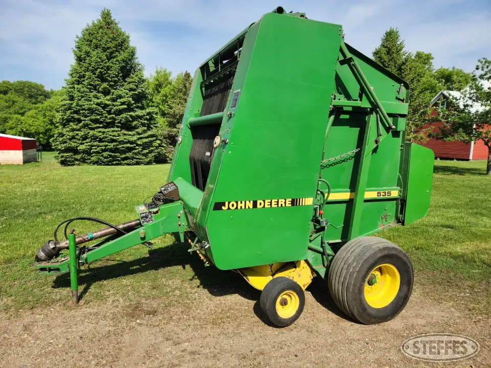 John Deere 535 Round Baler