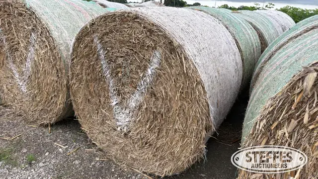 (20) Round cornstalk bales