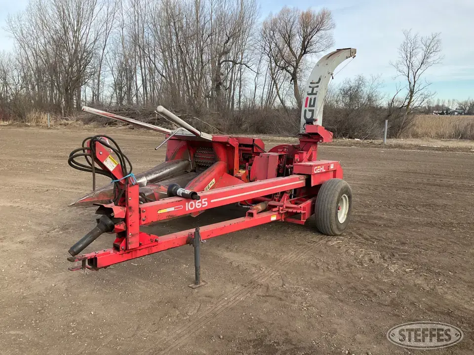 Gehl 1065 Pull-Type Harvester