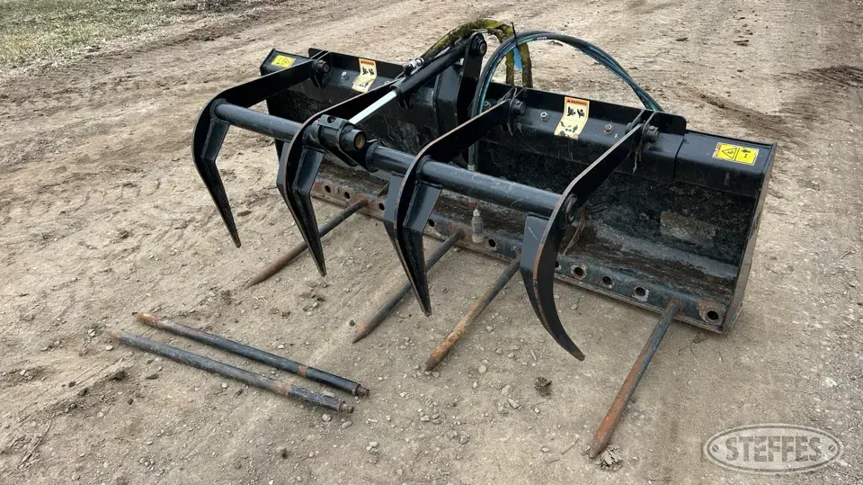 2015 CAT manure grapple Skid Steer Bucket
