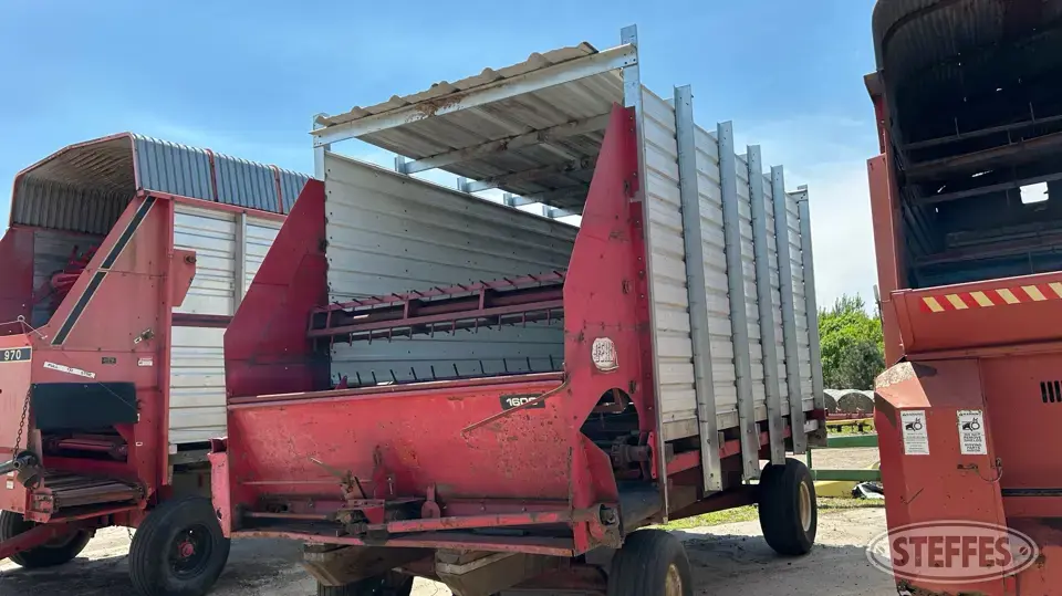 Gehl 1600 Forage Wagon