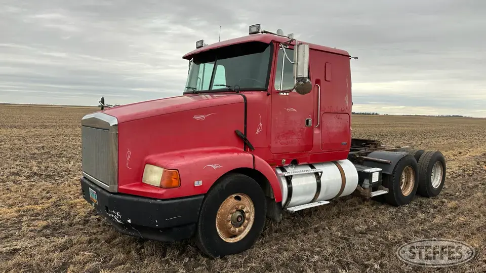 1993 WhiteGMC WIA Conventional Truck with Sleeper
