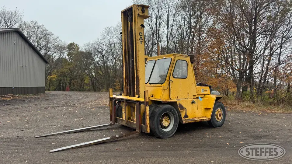 Caterpillar V225 Rough Terrain Forklift