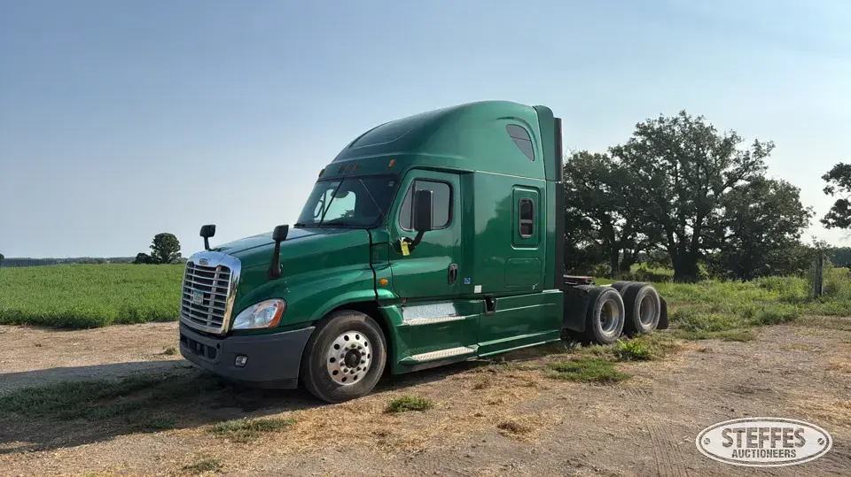 2015 Freightliner Cascadia 125 Conventional Truck with Sleeper