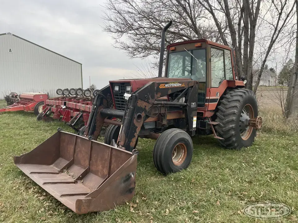 1981 International 5288 2WD Tractor