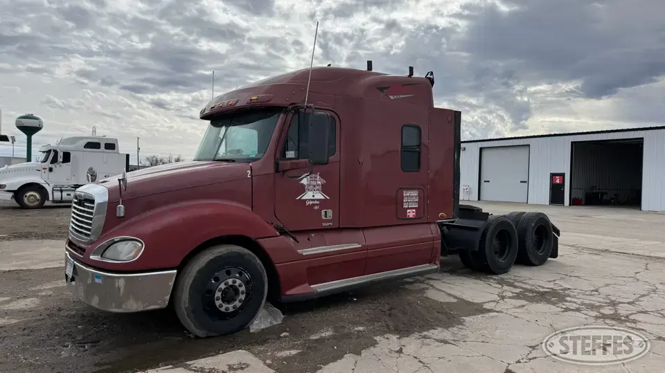 2007 Freightliner Columbia 120 Conventional Truck with Sleeper