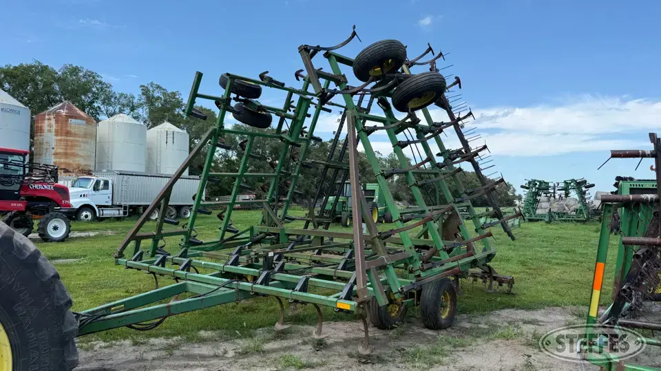 John Deere 960 Field Cultivator