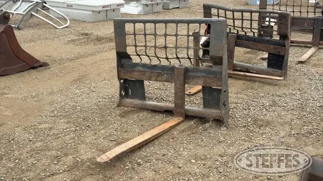 Bobcat skid steer pallet forks
