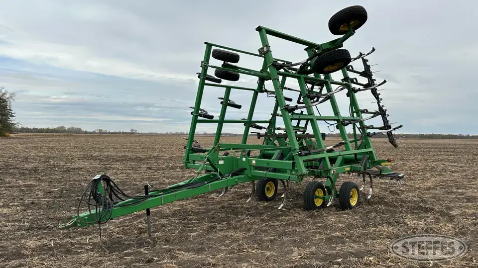 1999 John Deere 680 Chisel Plow
