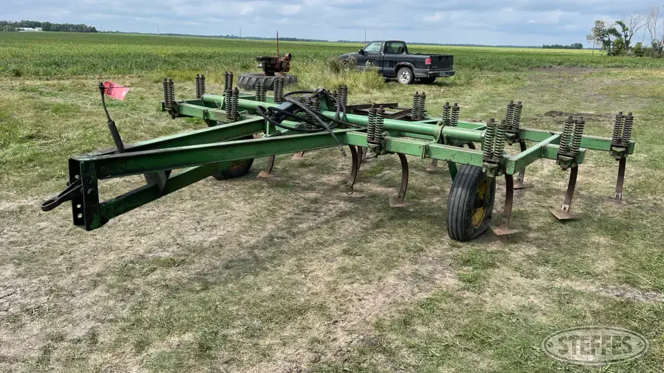 John Deere 100 Chisel Plow