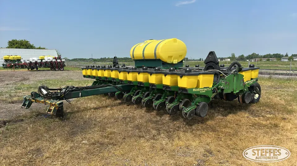 1998 John Deere 1760 12 or More Row Planter