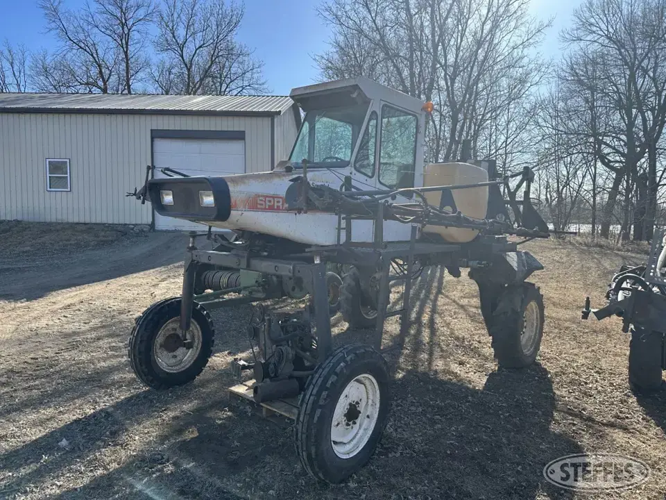 Melroe Spra-Coupe 230 Self-Propelled Sprayer