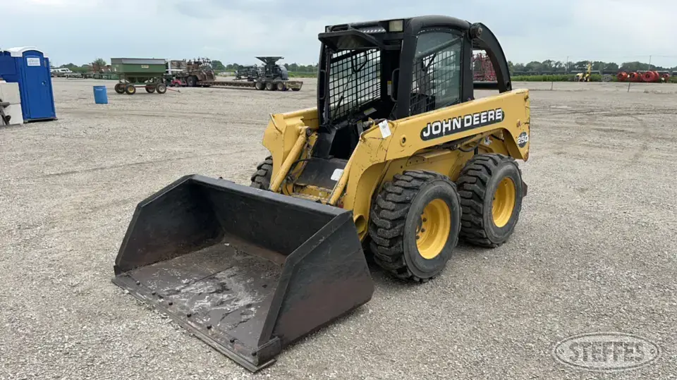 2000 John Deere 250 Wheeled Skid Steer