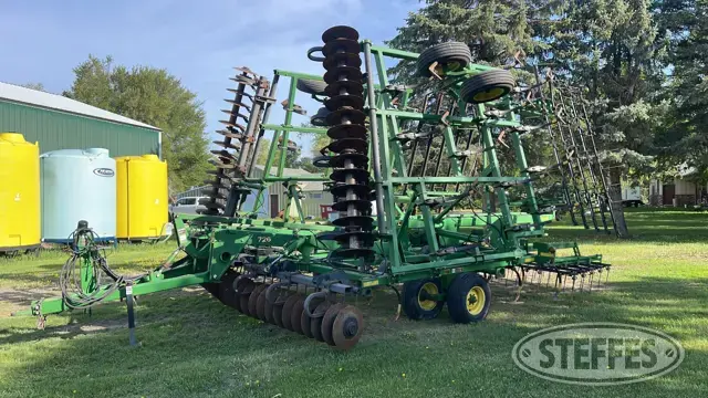 John Deere 726