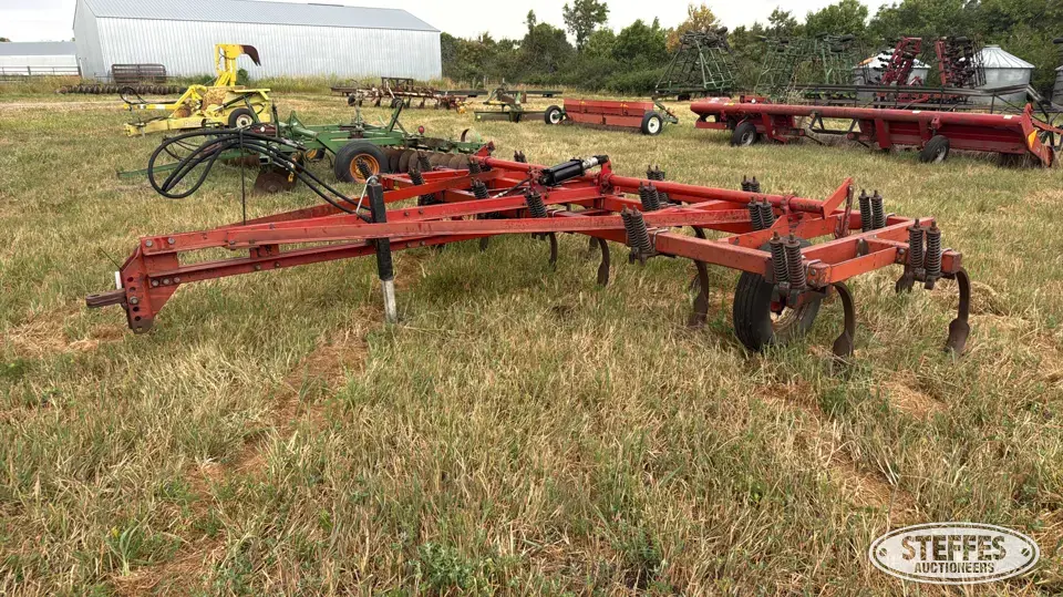 International 5500 Chisel Plow