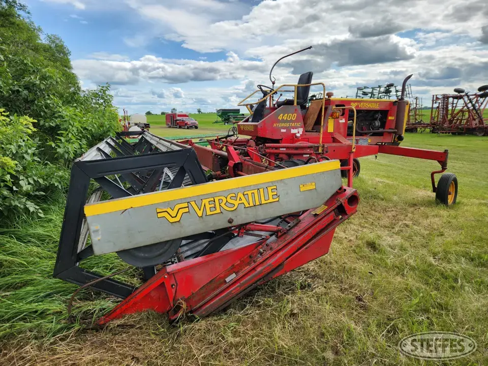 1980 Versatile 4400 Self-Propelled Swather