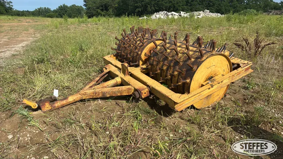Pull-type padfoot compactor Rolling Packer