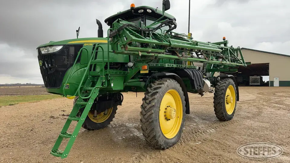 2016 John Deere R4038 Self-Propelled Sprayer