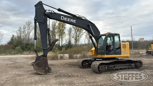 2012 Deere 225D LC