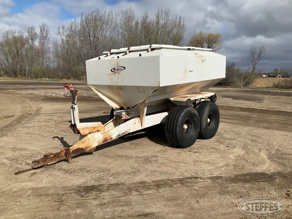 Mobility Pull-Type Dry Spreader