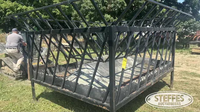 Round bale feeder