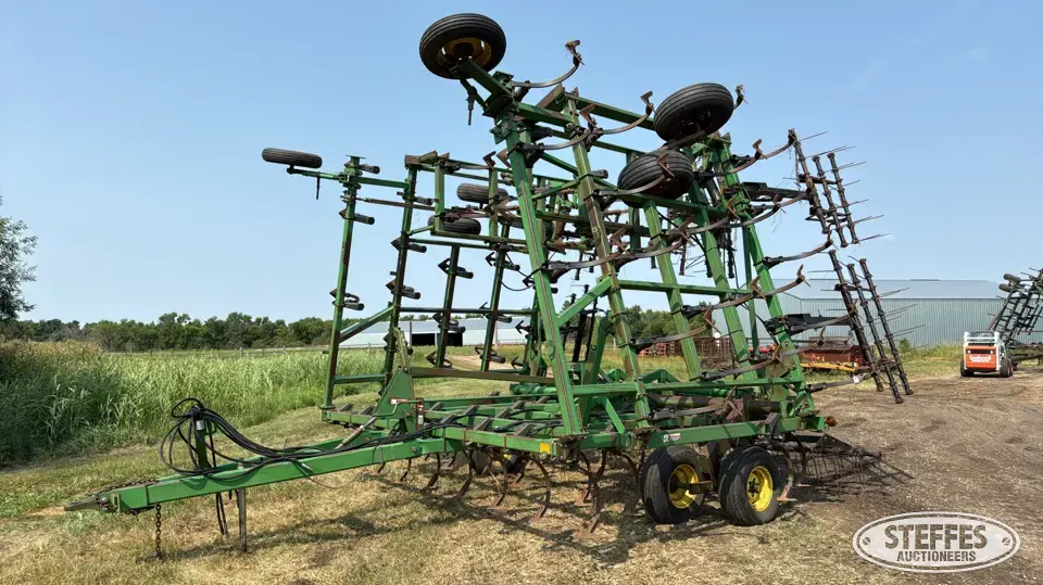 1996 John Deere 980 Field Cultivator