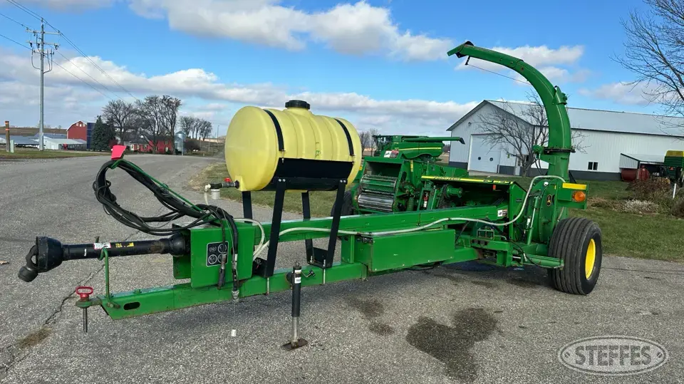 John Deere 3975 Pull-Type Harvester