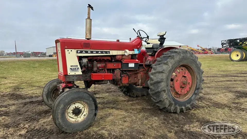 1964 Farmall 706 2WD Tractor