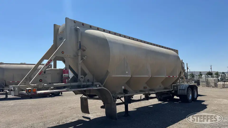 1991 J & L Pneumatic Trailer